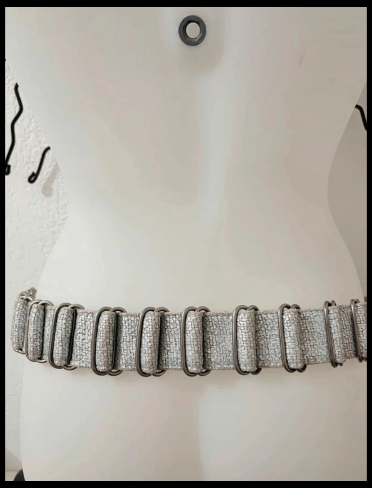 White leather belt with large crackled effect metal rings 90 cm – photo 5